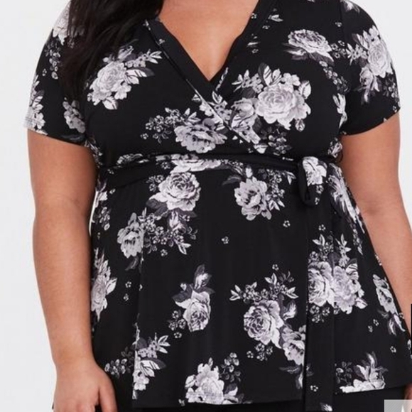 Torrid Black Floral Print Baby Doll Surplice Short Sleeve Women's Top Size 1 - Picture 1 of 15